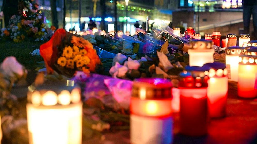 Candles and flowers at the Paradeplatz in Mannheim. Photo: Uli Deck/dpa