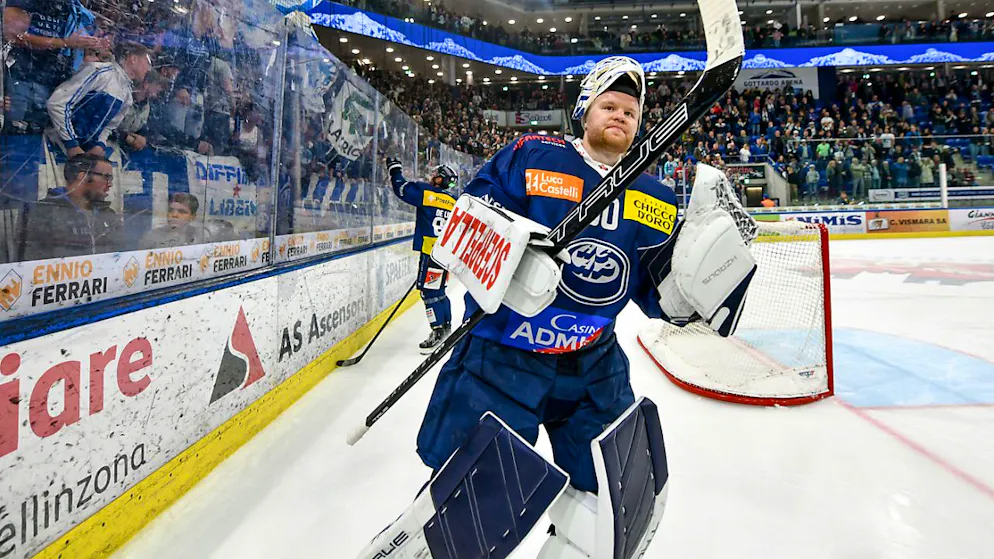 Ambris Goalie Janne Juvonen lässt sich nach einer starken Leistung von den Fans feiern