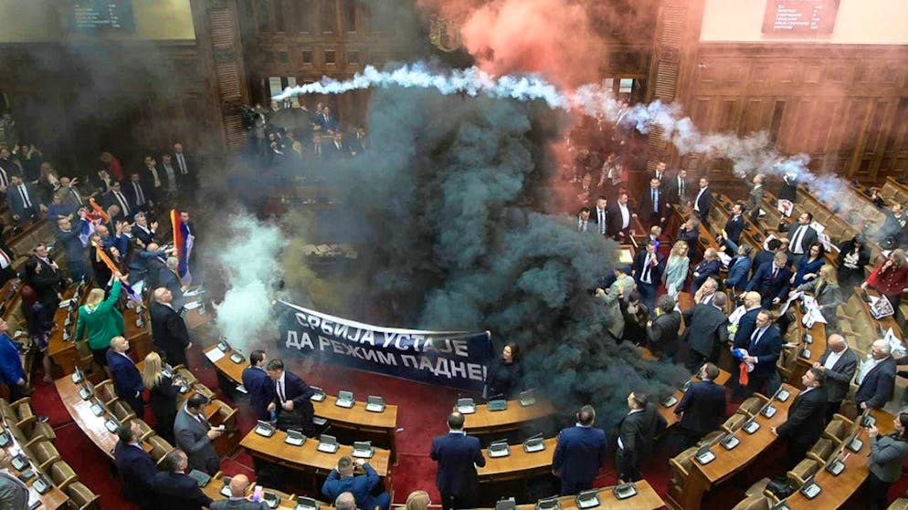 dpatopbilder - In this still image from a video provided by RTS Serbia, smoke bombs and flares are set off in parliament. Photo: Uncredited/RTS Serbia/AP/dpa