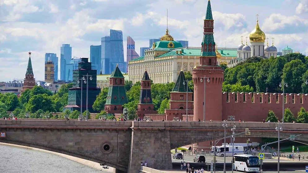 ARCHIVE - From the Moskva River, the Kremlin and the high-rise and business district of Moskva City (background) can be seen behind the bridge. Russia wants to enforce its maximum demands in Ukraine. Photo: Ulf Mauder/dpa/Archive image