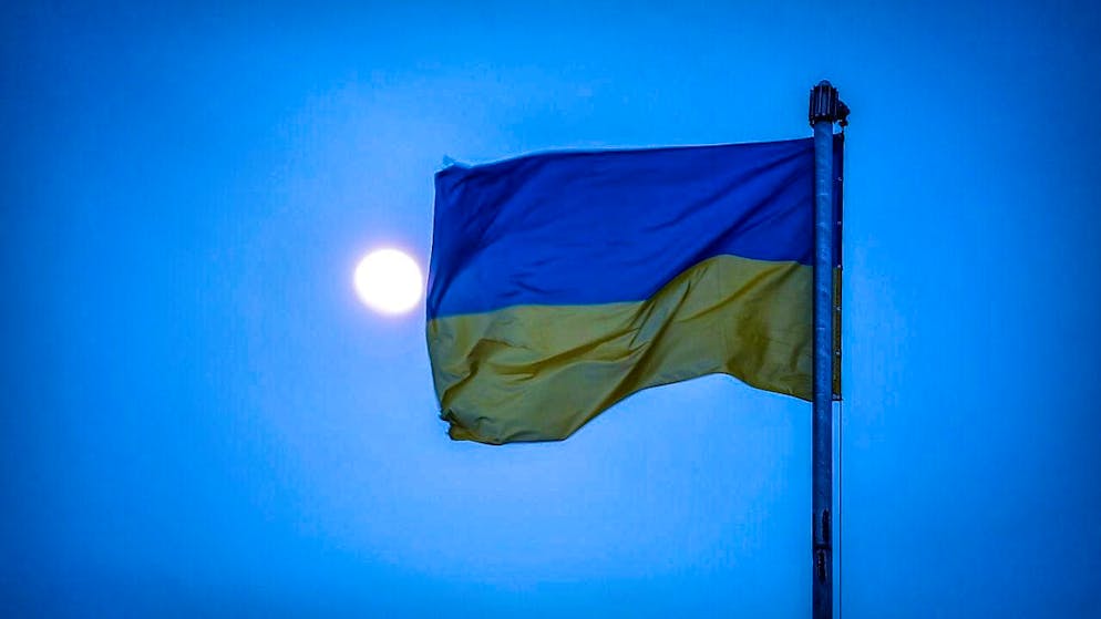ARCHIVE - The Ukrainian flag flies in the wind over the port city in the moonlight. Photo: Kay Nietfeld/dpa