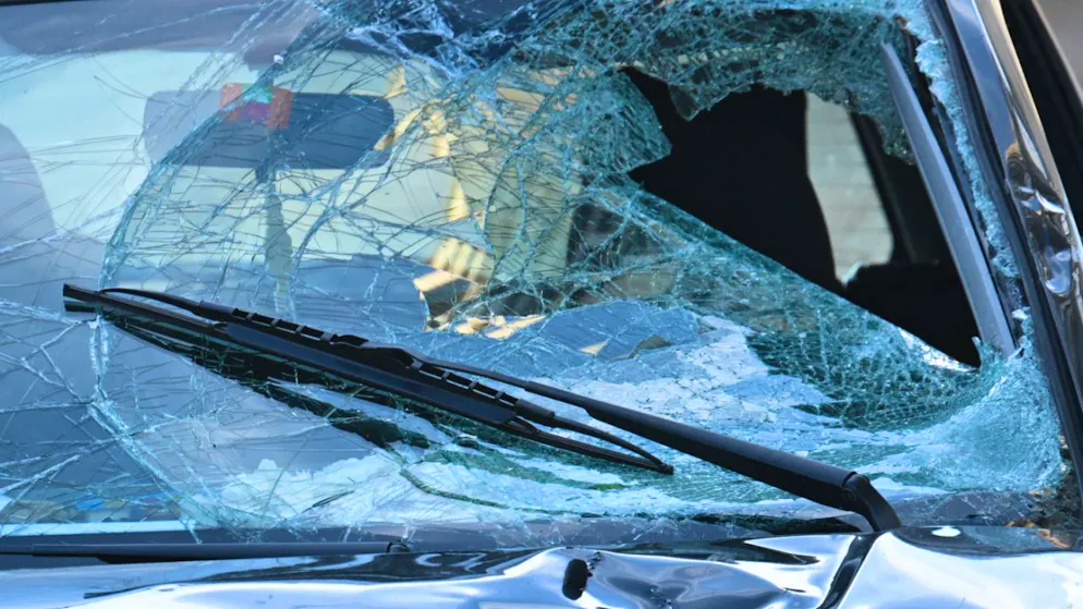 Ein beschädigtes Fahrzeug steht an einer Zufahrt zur Rheinbrücke. Nach einem Vorfall mit einem Auto in der Mannheimer Innenstadt mit mindestens zwei Toten und mehreren Verletzten ist der mutmaßliche Fahrer nach Polizeiangaben festgenommen worden. Nach Polizeiangaben war ein Fahrzeug in eine Menschenmenge gefahren. Foto: Boris Roessler/dpa