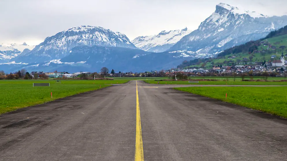 Auf dem Flugplatz Buochs sollen künftig kurzzeitig auch wieder Kampfjets üben. Der Bundesrat will die Luftwaffe dezentralisieren. (KEYSTONE/Alexandra Wey)
