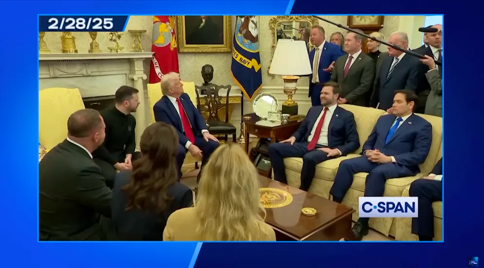 Journalist Brian Glenn (rechts neben dem Lampenschirm) fragt, ob Selenskyj einen Anzug besitzt.