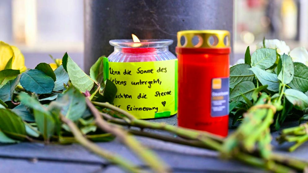 Arrest warrant issued after Mannheim death drive - Gallery. The victims are remembered with flowers and candles after the fatal drive.