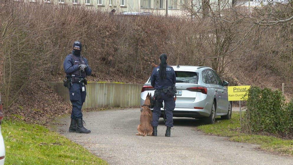Schwer bewaffnete Polizisten vor dem Haus des Mannes.