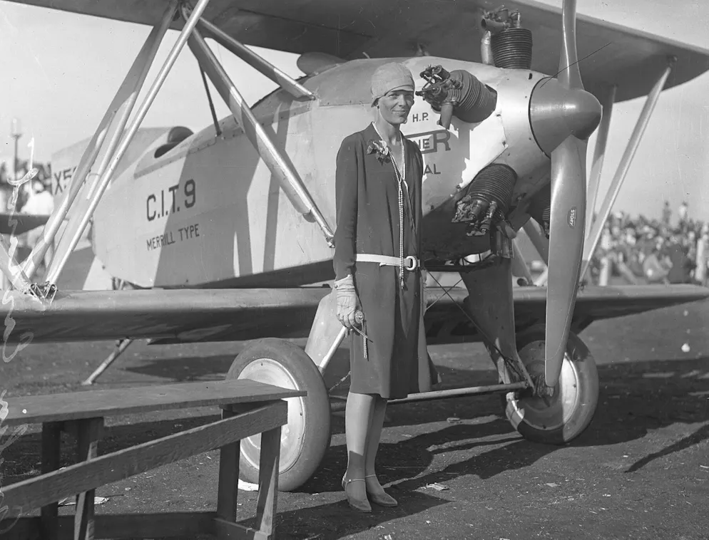 Amelia Earhart vor einem Flugzeug im Jahr 1928.