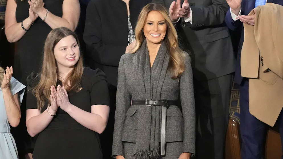 Melania Trump steht vor der Rede ihres Mannes auf der Galerie.