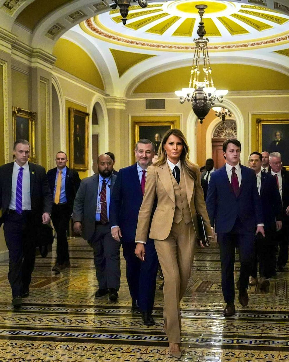 Il completo di Melania Trump. Il completo, spesso accompagnato dalla cravatta, incarna il rigore e l'affidabilità.
