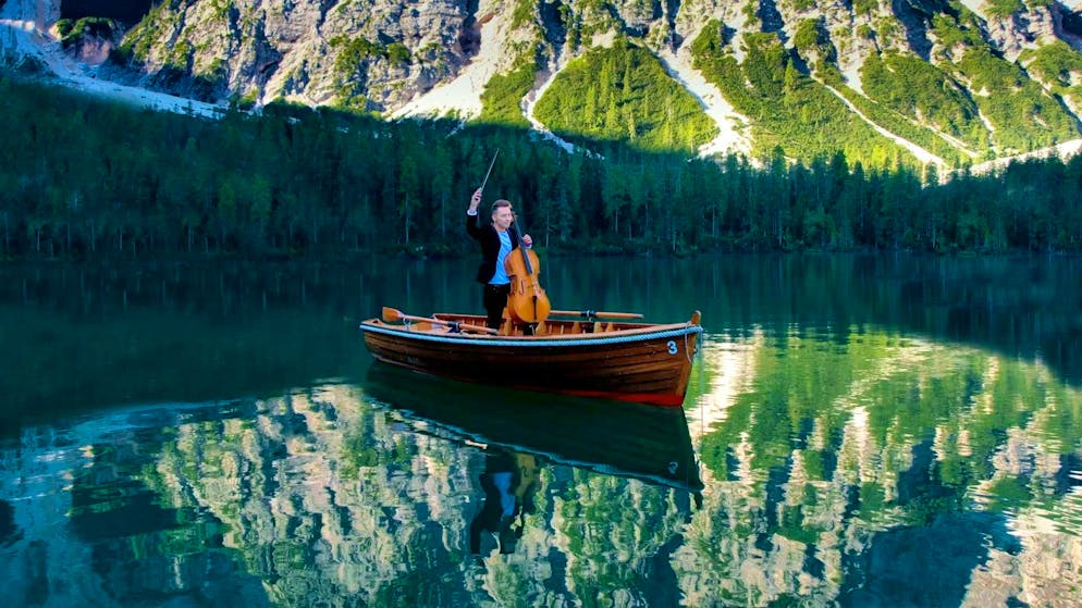Jodok Cello. His videos always show Jodok in epic scenery. One of his next projects is set to be daring: He wants to play the cello during a paragliding flight.
