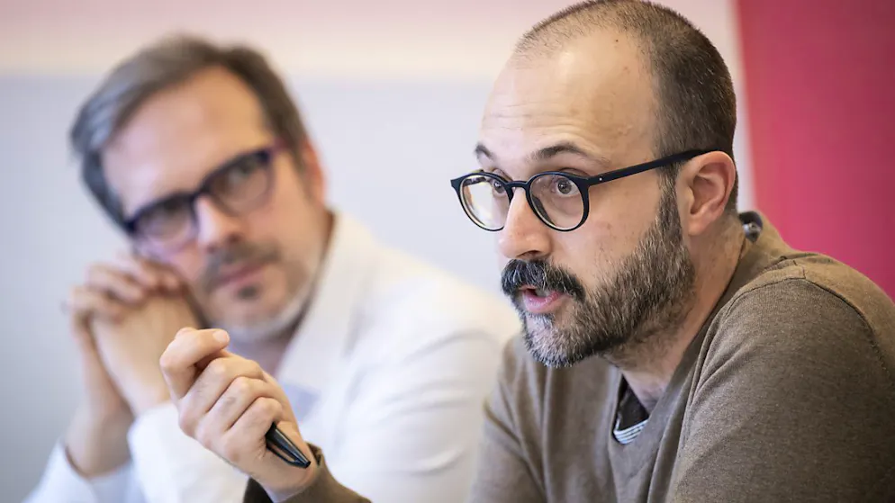 Gewerkschaften mobilisieren mit Care-Manifest Personal an der Basis - Gallery. Samuel Burri, Co-Branchenverantwortlicher Pflege der Gewerkschaft Unia, rechts, spricht neben Nicolas Pons-Vignon, Projektleiter des Care-Manifests.