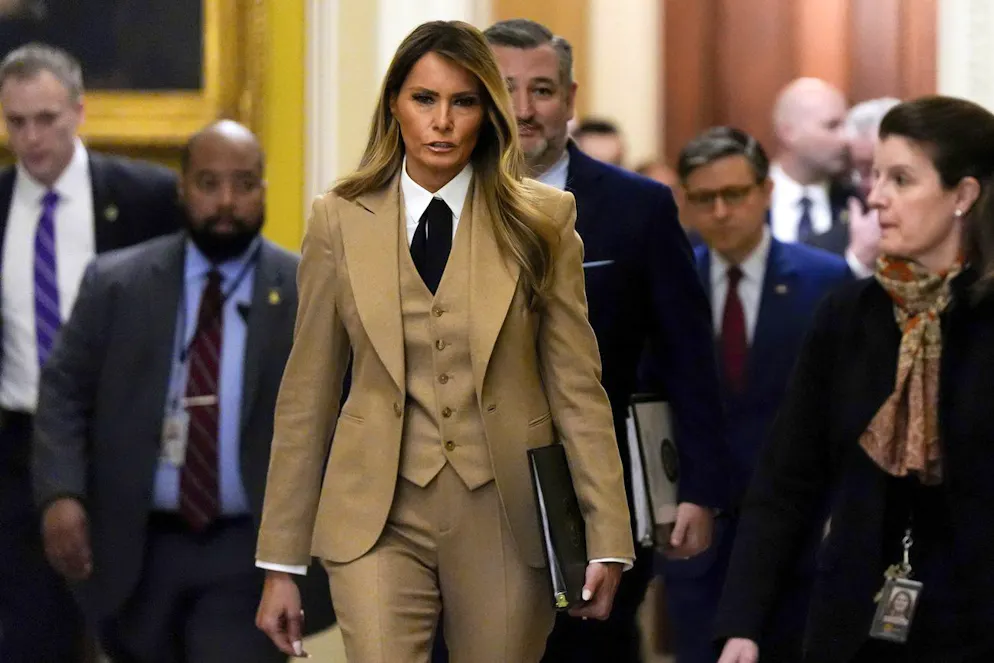 Melania Trump en power suit et cravate. Melania Trump a honoré son premier engagement solo en tant que Première dame au Capitole, le 3 mars 2025. Si elle a opté pour la cravate, ce n’est pas uniquement pour affirmer son sérieux. 