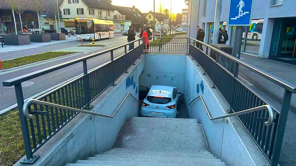 A 20-year-old woman has crashed her car into a pedestrian underpass in Hunzenschwil AG. There were no pedestrians in the danger zone.