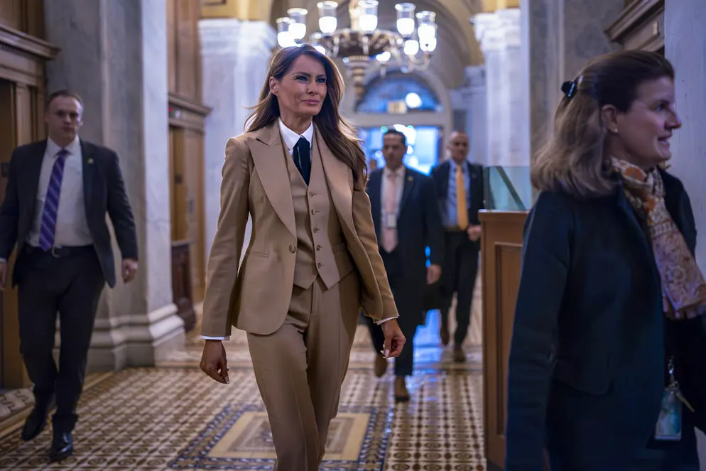 Melania Trump en power suit et cravate. Ce look évoquait une élégance sobre et une posture de contrôle. Plus qu’un simple accessoire, la cravate tout comme le costume portent en eux une symbolique forte. À travers l’histoire, en période de tensions géopolitiques et d’incertitude, le port du costume s’intensifie, notamment chez les figures de pouvoir.