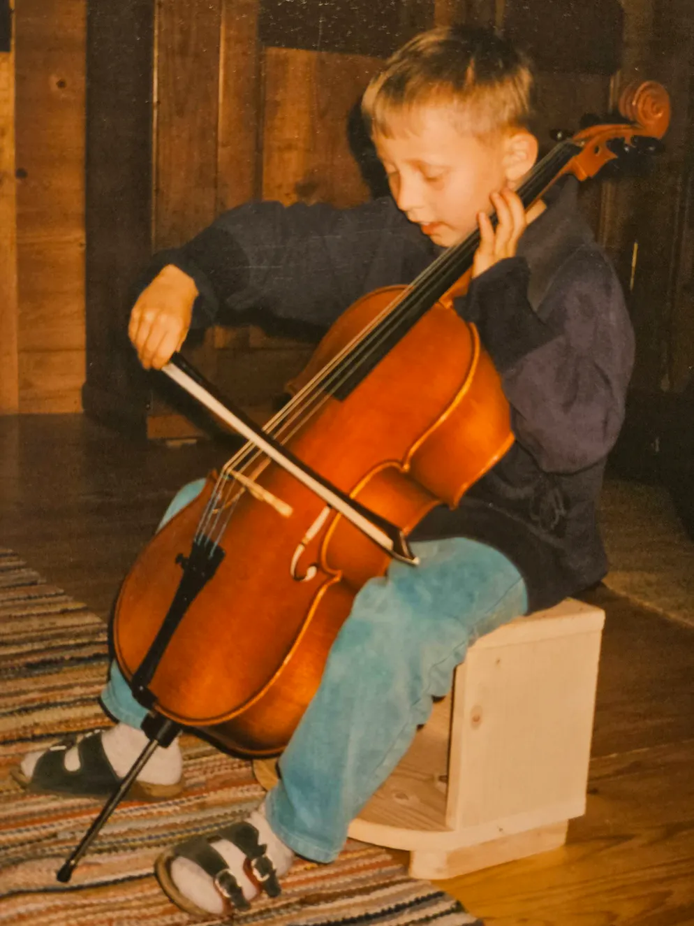 Jodok Cello. Sein erstes Cello hielt er mit sieben in den Händen. 