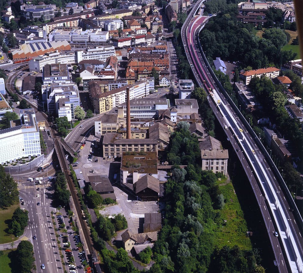 Papierfabrik an der Sihl: Die Werke Giesshübel und Manegg. Das Werk Giesshübel: Nach dem Hoch kam der Ölschock. Das Unternehmen kaufte in den 80ern und 90ern zu viel dazu – und übernahm sich. 2003 wurde das Areal Giesshübel verkauft.