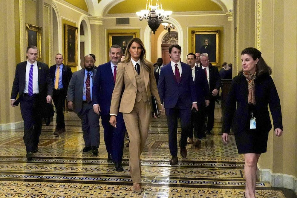 Il completo di Melania Trump. Ha indossato un abito a tre pezzi color cammello con gilet, camicia bianca e cravatta nera. Una scelta che andava ben oltre la semplice ricerca dell'eleganza. Ai piedi ha indossato delle décolleté con tacco a spillo, per quel tocco di femminilità che le piace tanto.