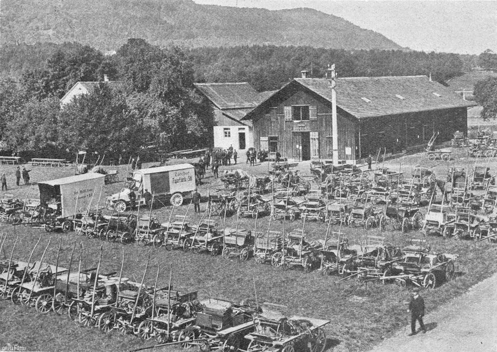 Papierfabrik an der Sihl: Die Werke Giesshübel und Manegg. Mobilmachung 1915: Zählung des Inventars von Sihl Papier – also Pferde, Wagen, Fuhrwerke und Lastwagen – auf der Allmend. Die Zürcher Papier-Produktion verlagert sich im 19. Jahrhundert von der Papierwerd an der Limmat an die Sihl.