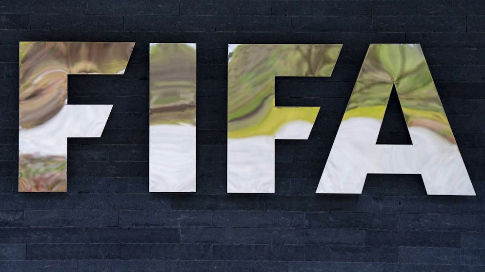 Un panneau de la FIFA est visible au siège de l'organisation, à Zurich, en Suisse.