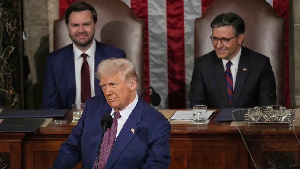 US-Präsident Donald Trump bei seiner ersten Rede vor dem US-Kongress seit seinem Amtsantritt am 20. Januar. Hinter ihm sein Vize J.D. Vance (links) und der Speaker des Repräsentantenhauses, der Republikaner Mike Johnson.