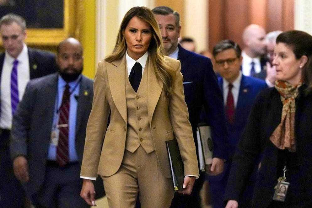 Il completo di Melania Trump. Melania Trump ha onorato il suo primo impegno da First Lady a Capitol Hill il 3 marzo 2025. Non ha optato per una cravatta solo per fare una dichiarazione seria.