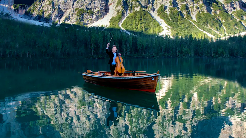 Jodok Cello. Seine Videos zeigen Jodok immer wieder in epischer Szenerie. Eines seiner nächsten Projekte soll waghalsig werden: Er will während eines Gleitschirmflugs Cello spielen.