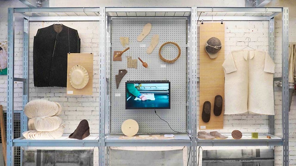 At Design Week in Milan, wool will also be in the spotlight at the "House of Switzerland Milano": The "Herding Wool" project by Swiss designers Emma Casella and Alix Arto and Chinese designer Yihan Zhang combines local and international felting techniques.