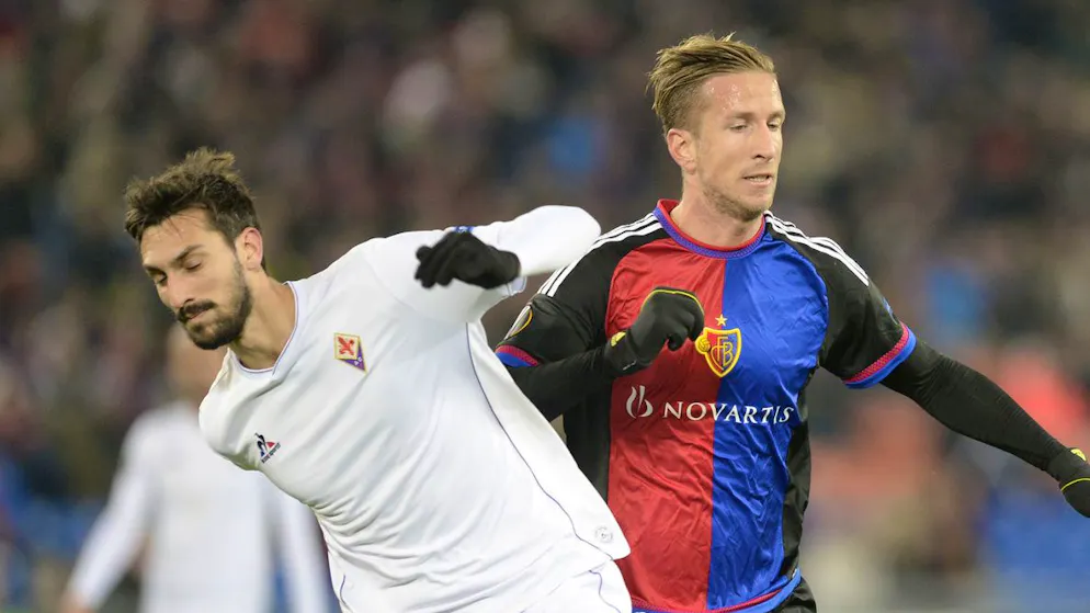 Davide Astori (links) im Duell gegen Basels Marc Janko beim Gruppenspiel der Europaleague im November 2015.