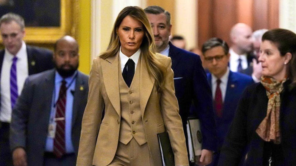 Prima uscita da sola come First Lady. Melania Trump in giacca e cravatta: semplice eleganza o strategia d'immagine?