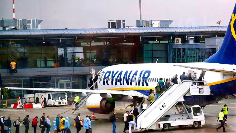 At least until November, Ryanair passengers can still check in with a paper boarding pass. (archive picture)