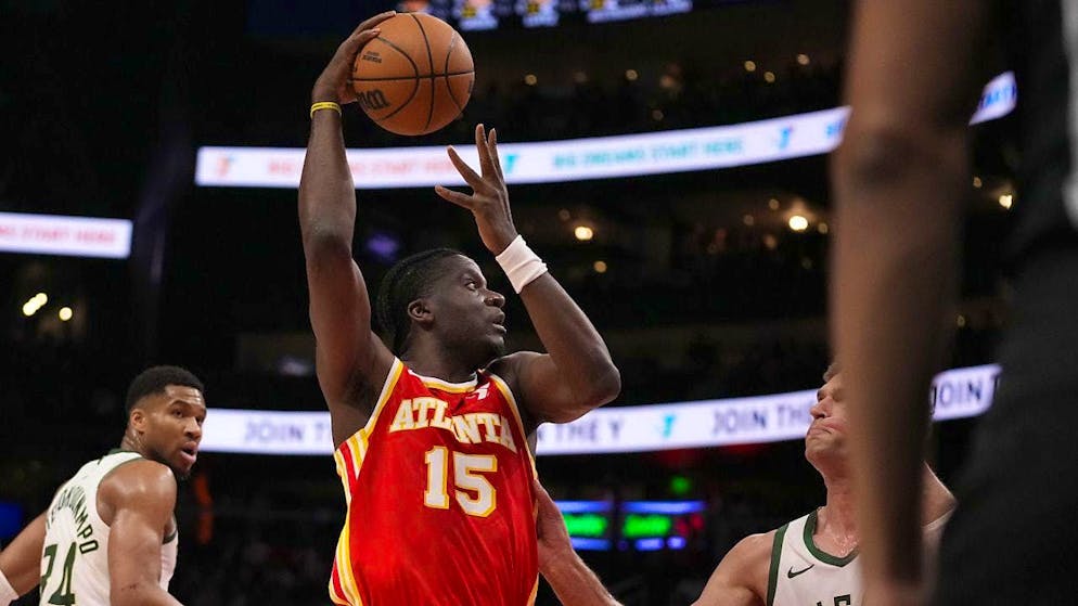 The Atlanta Hawks with Clint Capela lose against the Milwaukee Bucks with superstar Giannis Antetokounmpo.