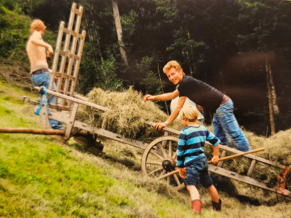 Jodok Cello. «Nur Grün, Wald und Wiesen rundherum. Meine Kindheit war sehr geborgen, bin mitten in der Natur aufgewachsen», meint Jodok.