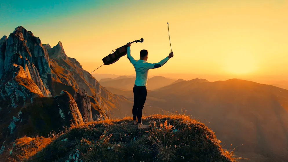 Jodok Cello. Der Emmentaler filmt sich in wunderschöner Natur und mit perfektem Licht, während er weltbekannte Hits mit dem klassischen Instrument interpretiert. 