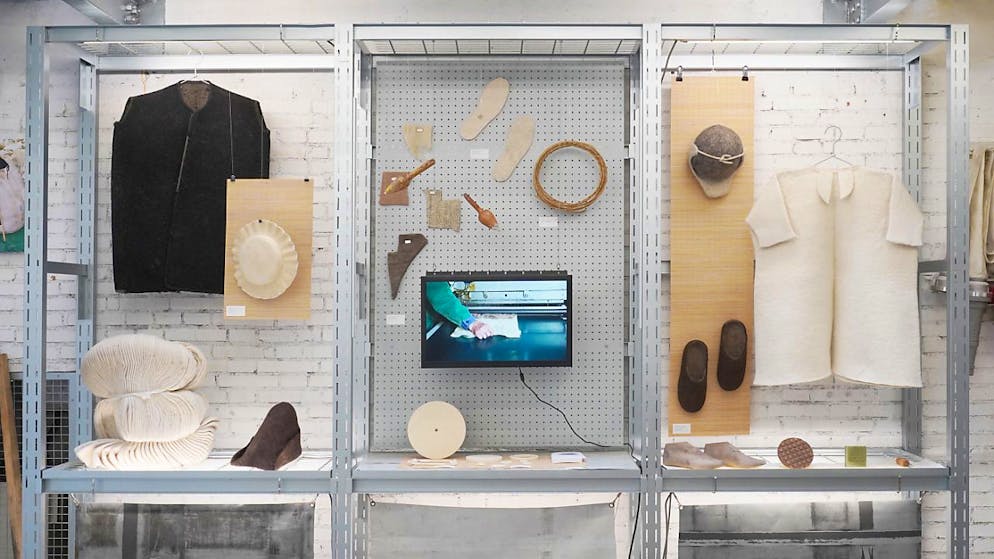 An der Design Week in Mailand wird im "House of Switzerland Milano" auch die Wolle im Fokus stehen: Das Projekt "Herding Wool" der Schweizer Desginerinnen Emma Casella und Alix Arto und der chinesischen Designerin Yihan Zhang verbindet lokale und internationale Techniken des Filzens miteinander.