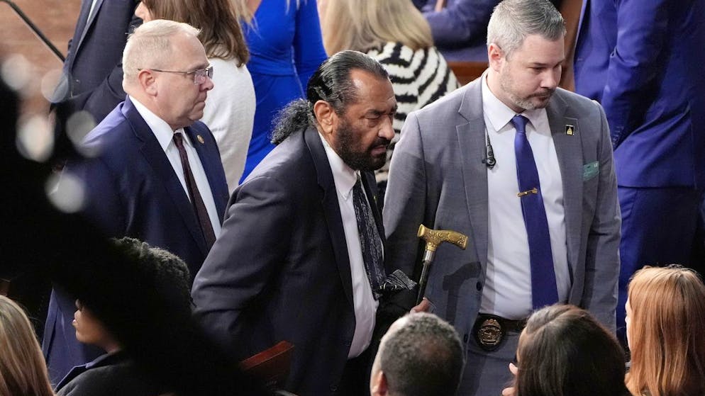 Al Green (Mitte), demokratisches Mitglied des US-Repräsentantenhauses, wird am Dienstagabend nach Zwischenrufen aus dem Saal geführt.