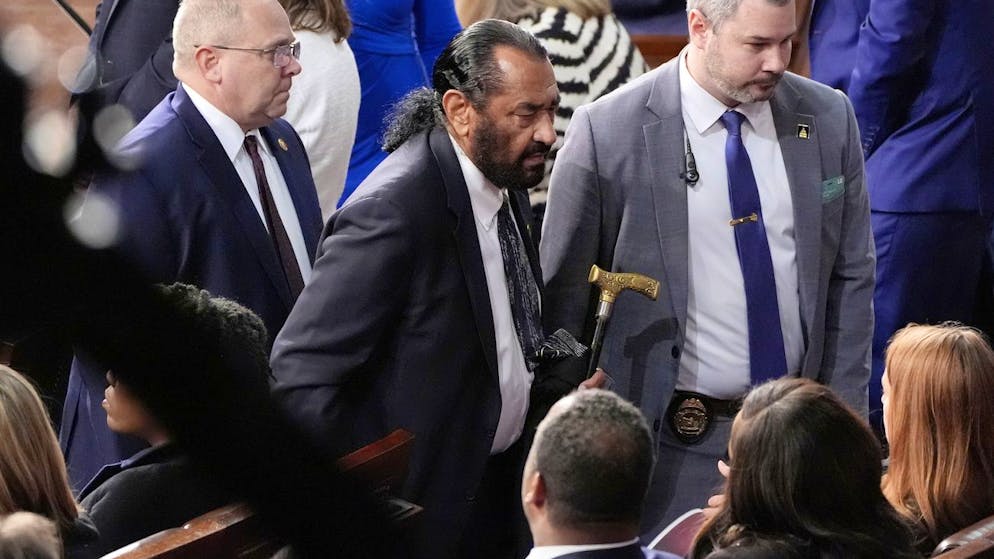 Rare occurrence. Scandal during Trump speech - MP is thrown out of the chamber