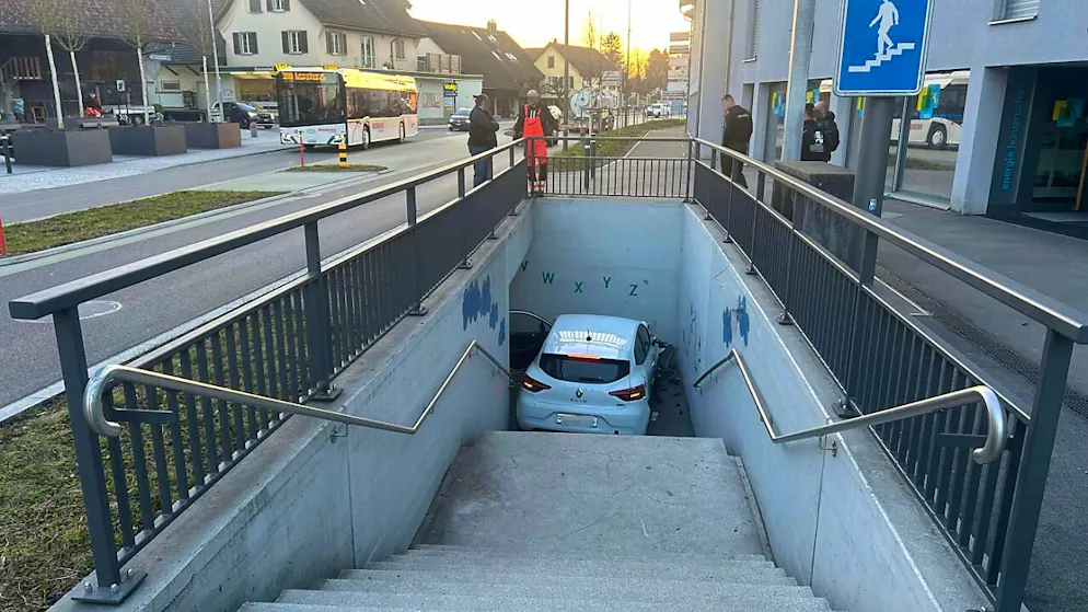 Eine 20-jährige Frau ist mit ihrem Auto in einer Fussgängerunterführung in Hunzenschwil AG gelandet. Es befanden sich keine Fussgänger im Gefahrenbereich.