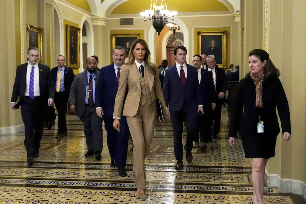 Melania Trump en power suit et cravate. Elle arborait un costume camel trois-pièces, composé d’un gilet, d’une chemise blanche et d’une cravate noire. Un choix vestimentaire qui va bien au-delà de la simple recherche d'élégance... Aux pieds, des escarpins à talons aiguilles, pour cette touche de féminité qu’elle affectionne tant.