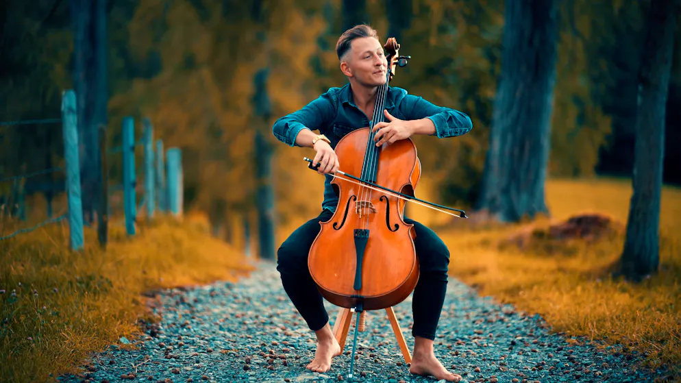 Jodok Cello. Jodok Vuille begeistert auf Social Media mit seinem Cello-Spiel. 
