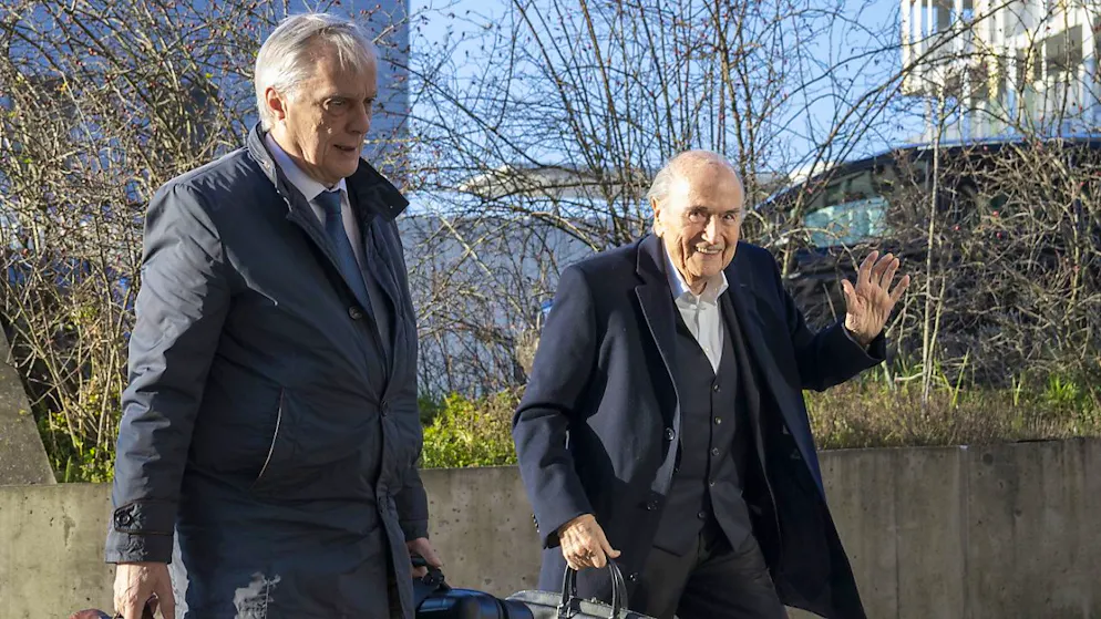 Der ehemalige Fifa-Präsident Sepp Blatter (rechts) zusammen mit seinem Anwalt Lorenz Erni auf dem Weg zur Gerichtsverhandlung in Muttenz BL.
