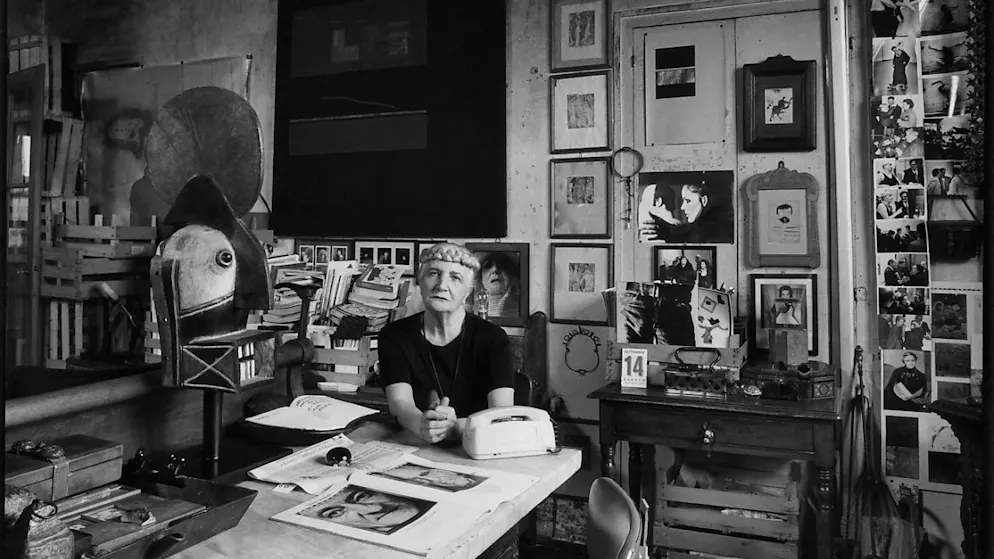 Sieben Schaffensjahrzehnte einer Rebellin im Kunstmuseum Bern - Gallery. Carol Rama in ihrer Atelierwohnung, 1994.