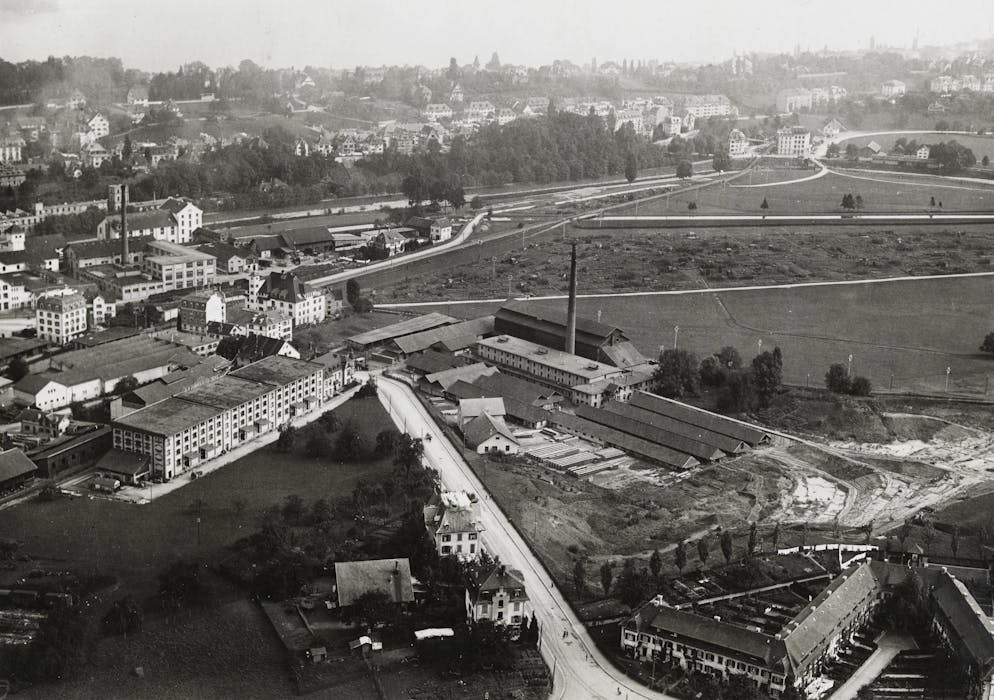 Papierfabrik an der Sihl: Die Werke Giesshübel und Manegg. Und zwar nach Wiedikon, das 1865 <a target="_blank" rel="nofollow" href="http://www.zeno.org/Pierer-1857/A/Wiedikon?hl=papierfabrik+zurich#google_vignette">laut Lexikon</a> noch kein Stadtteil von Zürich, sondern ein Dorf im «Canton» mit «Seidenweberei, Papierfabrik [und] 1400» Einwohnenden ist. Im Bild: das Werk Giesshübel der Zürcher Ziegeleien auf einem Foto von circa 1920. Links in der Bildmitte steht das Werk Giesshübel der Papierfabrik an der Sihl.