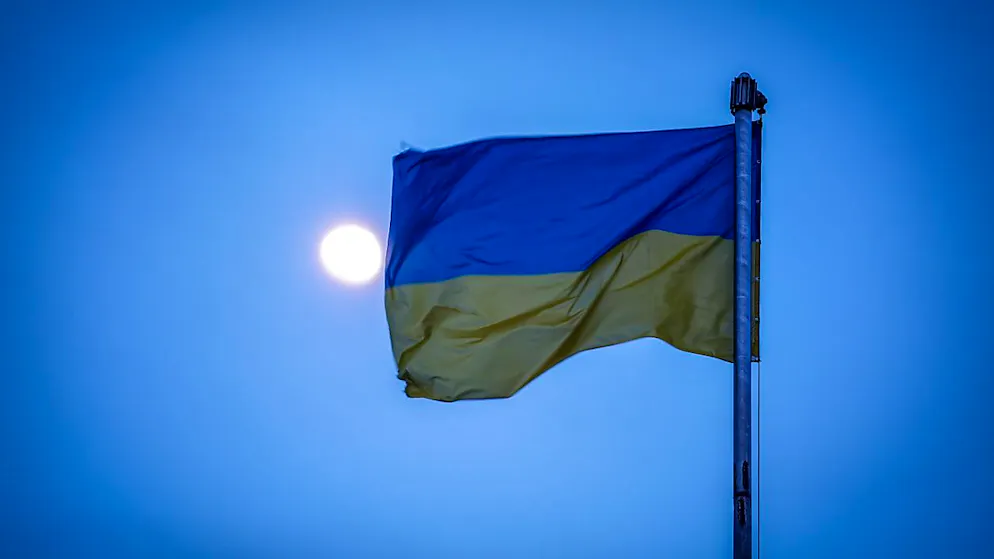 ARCHIV - Die Flagge der Ukraine weht über der Hafenstadt Odessa im Mondlicht im Wind. Foto: Kay Nietfeld/dpa