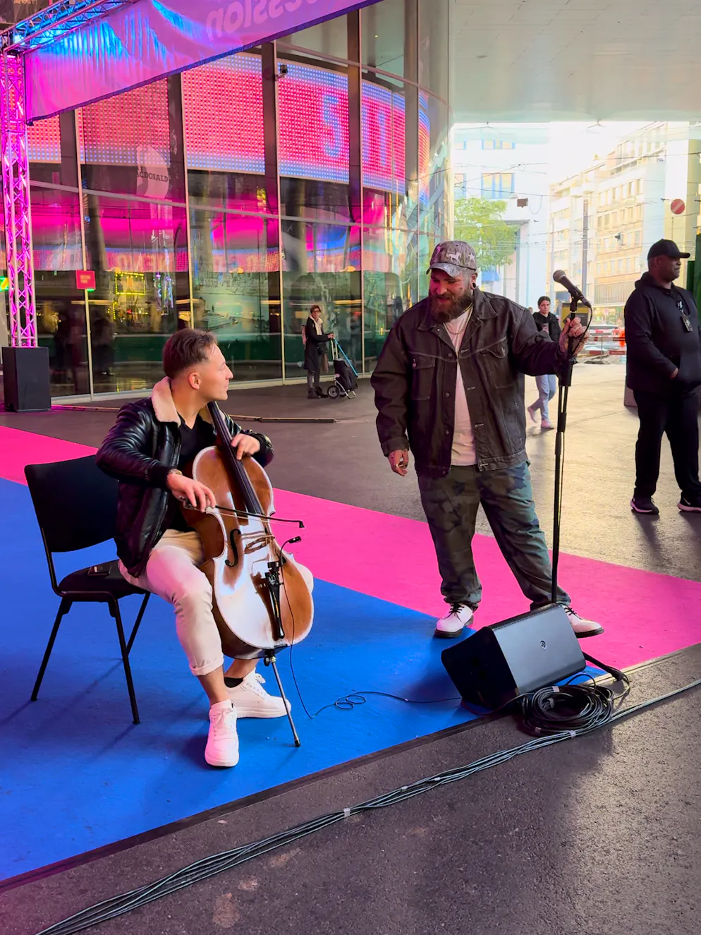 Jodok Cello. In seinen Clips performt er schon auch mal mit bekannten Sängern wie hier Teddy Swims. 