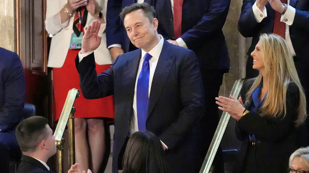 Elon Musk – mal mit Anzug und Krawatte – wohnt Trumps Rede bei.