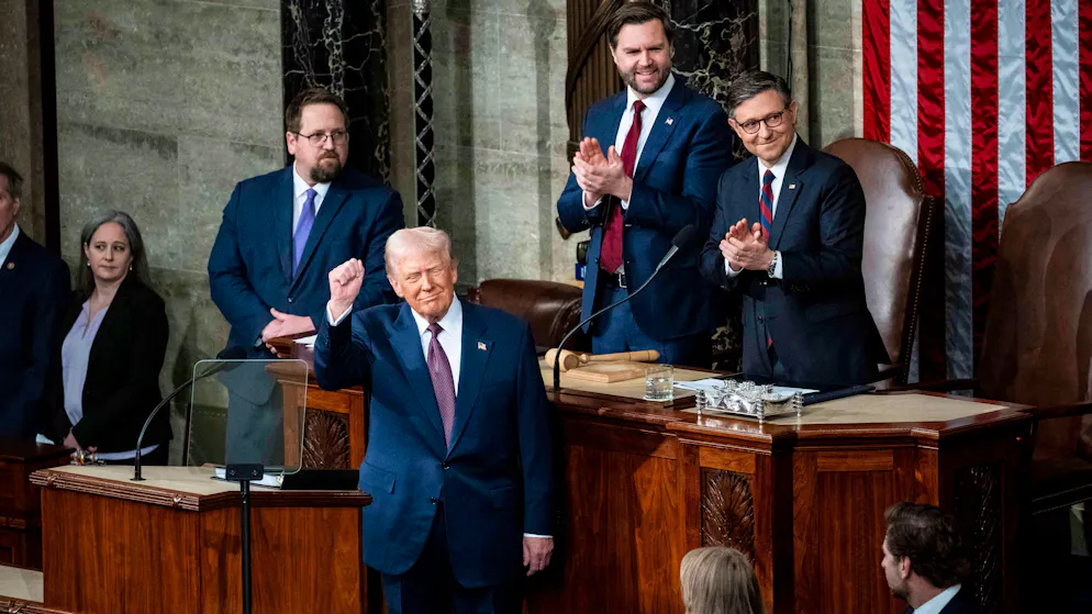Applaus für den US-Präsidenten nach seiner Rede vor dem Kongress: US-Vizepräsident J.D. Vance (oben links) und der Speaker des Repräsentantenhauses, der Republikaner Mike Johnson (rechts) klatschen, Donald Trump reckt die geballte Faust in die Luft. 