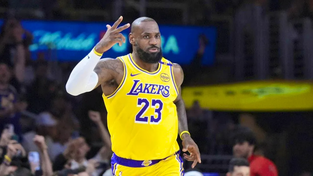 LeBron James breaks the magic mark of 50,000 points scored in the NBA with a 3-pointer
