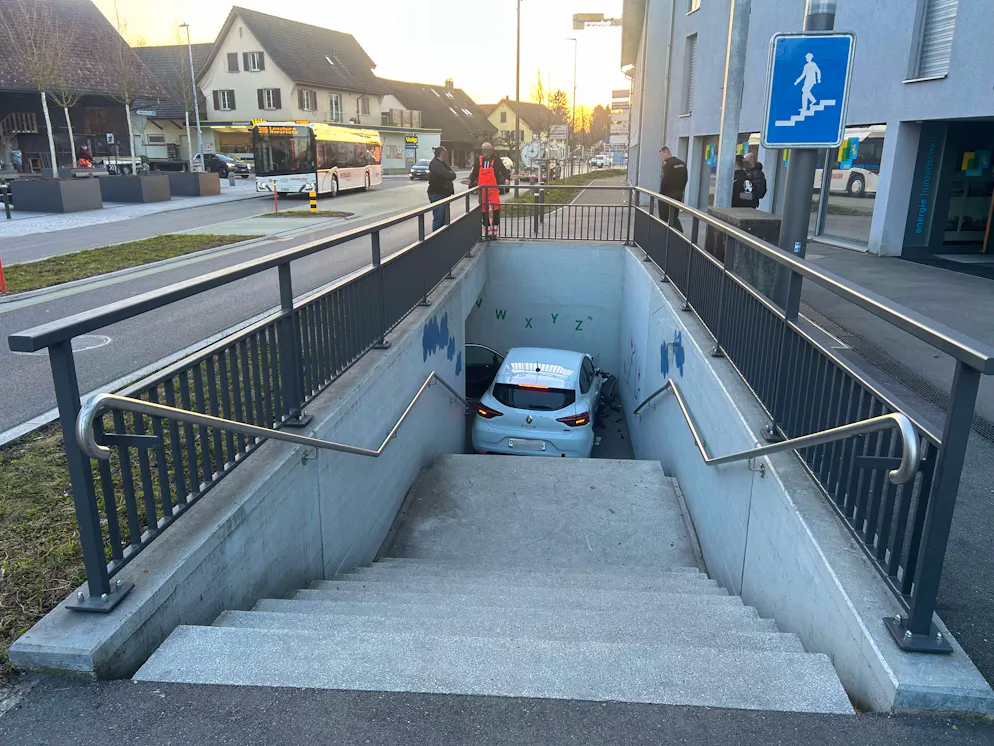 Das Auto kam in der Unterführung zum Stillstand