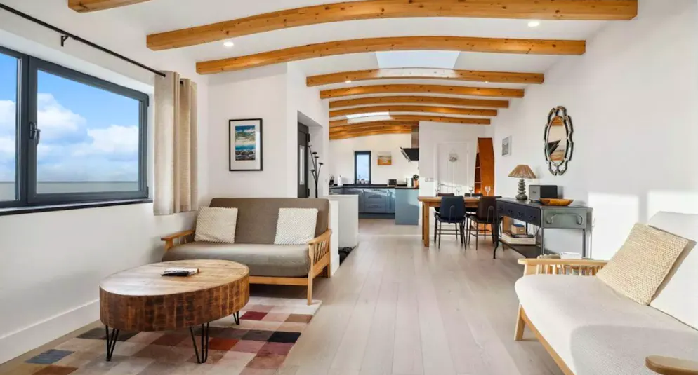 Ein schönes Häuschen welches an eine Datscha, Finca und Bungalow am Strand erinnert.