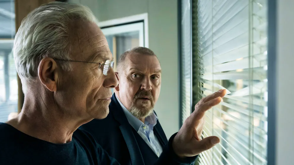 «Tatort» im Check: Warum steht der Kölner Fernsehturm leer?. Die Kriminalhauptkommissare Ballauf und Schenk bekommen es im «Tatort: Colonius» mit der Technoszene des Jahres 1993 zu tun.